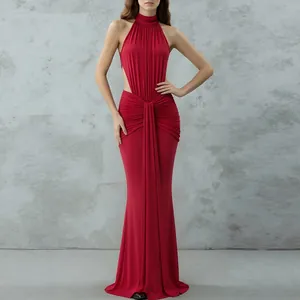 Élégante robe de soirée rouge longue avec licou et taille froncée avec découpes latérales