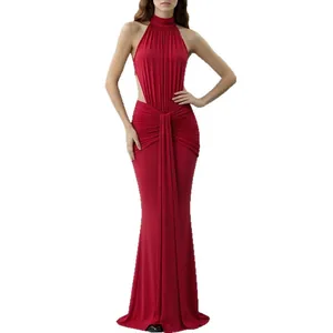 Robe de soirée rouge licou avec buste plissé et silhouette sirène ajustée