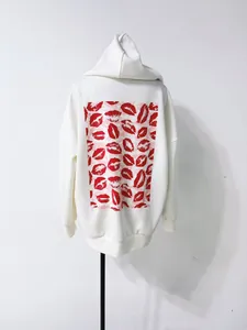 Vue arrière d'un sweat à capuche blanc oversize avec un imprimé lèvres rouges vif.