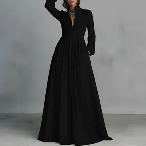 Robe longue noire élégante avec col V montant et manches longues pour occasions chic