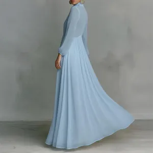 Vue de profil d'une élégante robe longue plissée bleu clair avec une jupe fluide