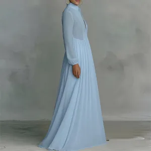 Profil latéral montrant les détails plissés élégants d'une robe longue bleu clair à manches