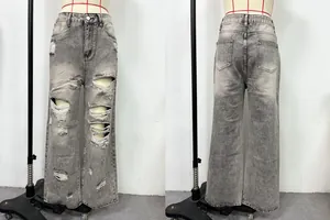 Detailansicht der grauen Damen-Jeans mit hoher Taille und modischen Rissen im Design