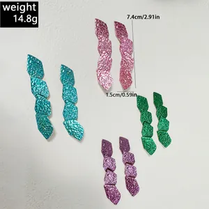 Détails de taille et poids pour boucles d'oreilles géométriques texturées en quatre couleurs
