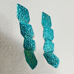 Boucles d'oreilles pendantes bleu sarcelle avec texture métallique géométrique irrégulière