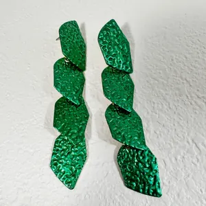 Boucles d'oreilles pendantes vintage vert feuille avec texture métallique martelée