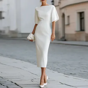 Elegante witte midi-jurk met boothals en vlindermouwen voor een chique kantoorlook.