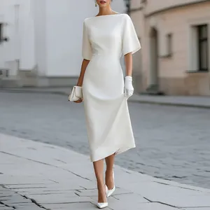 Elegante abito midi bianco con scollo a barca e maniche corte a campana per la moda estiva