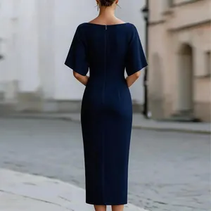 Elegante abito midi blu scuro attillato con maniche a farfalla vista posteriore fotografia
