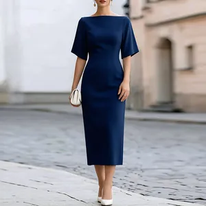 Elegante abito a tubino blu navy con scollo a barchetta e maniche a farfalla da ufficio