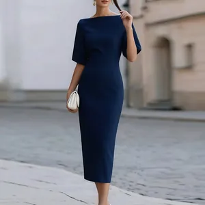 Vista dettagliata dell'elegante abito midi attillato blu navy con scollo a barchetta