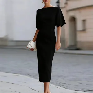 Vista dettagliata di un elegante abito a tubino nero aderente dal design chic e minimalista.