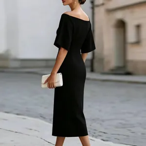 Dettaglio del retro di un elegante abito midi nero con spalle scoperte e attillato