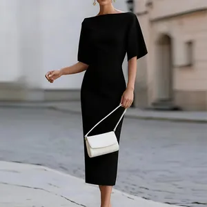Vista dettagliata di un abito longuette nero aderente elegante con scollo a barca