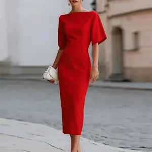 Elegante abito longuette rosso aderente a maniche corte per l'ufficio in estate