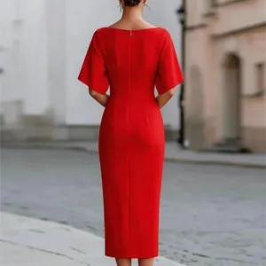 Vista posteriore di un elegante abito midi rosso attillato con maniche a campana e vita