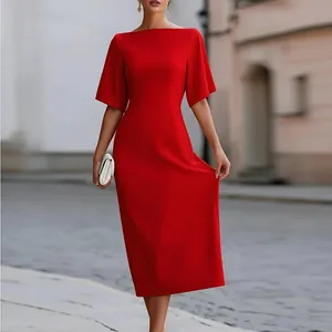 Elegante abito midi rosso attillato con maniche corte a farfalla e scollo a barca
