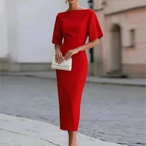 Vista dettagliata di un elegante abito midi rosso con scollo a barca su una modella