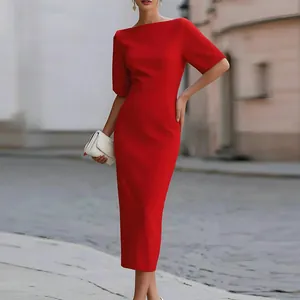 Elegante abito midi rosso a maniche corte aderente da donna con silhouette slim fit