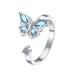 Bague ouverte élégante en argent avec papillon et pierres marquise bleu clair étincelantes