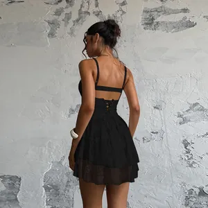 Robe caraco sexy en dentelle noire avec dos nu et de magnifiques détails à lacets