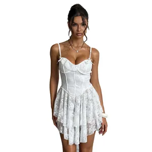 Robe nuisette sexy en dentelle blanche avec motif floral et corsage style corset élégant