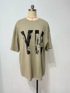 Détail de l'imprimé graphique lettre YV vintage sur un t-shirt beige en coton à manches courtes