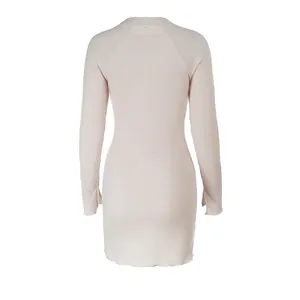 Vista posteriore di un mini abito bodycon in maglia rosa a maniche lunghe slim fit.