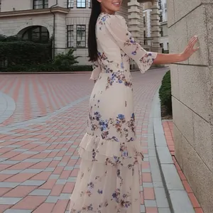 Robe longue élégante à imprimé fleuri de style français avec ses manches à volants