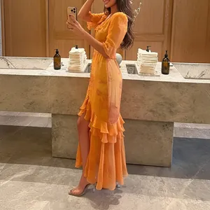 Robe longue élégante à imprimé floral orange avec ourlet à volants et fente haute à la jambe