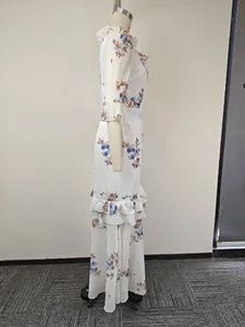Vue latérale d'une élégante robe longue à fleurs de style français pour femme