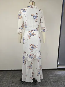 Vue arrière d'une élégante robe longue fleurie blanche avec des volants étagés