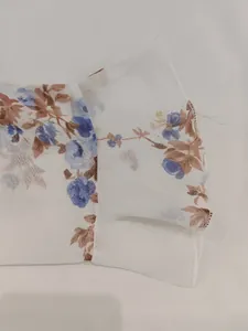 Détail de la manche en mousseline à imprimé floral bleu sur une robe rétro française