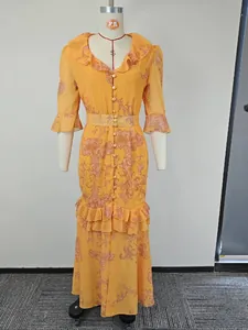 Vue en pied d'une robe maxi vintage à imprimé floral français dans les tons orange