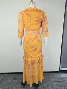 Vue arrière détaillée d'une robe maxi à fleurs orange sur un mannequin de couture