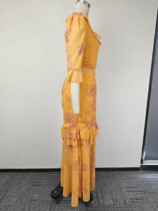 Profil latéral d'une élégante robe longue française à fleurs orange avec volants vintage