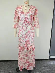 Détail d'une robe longue vintage à imprimé floral de style français sur un mannequin de couture.