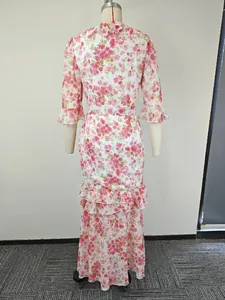 Vue arrière d'une élégante robe longue à imprimé floral de style français sur un mannequin de couture