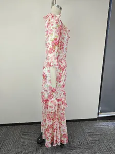 Vue de profil détaillée d'une robe d'été élégante à fleurs de style vintage français