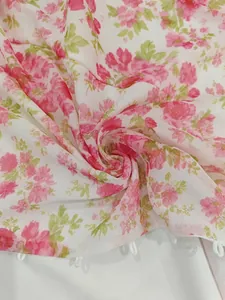 Détail de l'imprimé floral rose sur tissu en mousseline légère pour robe d'été