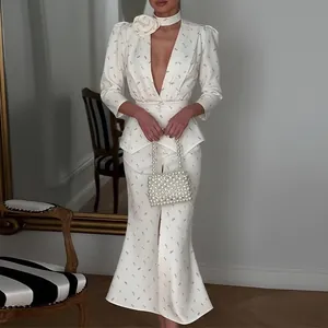 Elegante abito lungo bianco a fiori con scollo a V e maniche a sbuffo