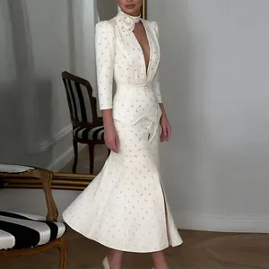 Elegante abito lungo a fiori bianco con scollo a V profondo e dettaglio rosa 3D da donna