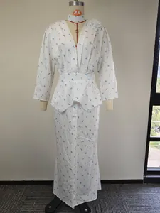 Vista dettagliata di un elegante abito lungo bianco a fiori con scollo a V