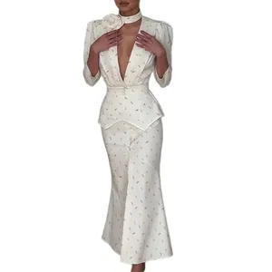 Elegante abito midi bianco con scollo a V, stampa floreale e dettaglio floreale sulla spalla.