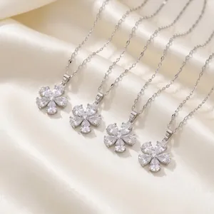 Elegante collana con ciondolo a fiore in argento e zirconi su sfondo di raso
