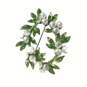 Broche couronne vintage avec feuilles vertes et perles blanches élégantes