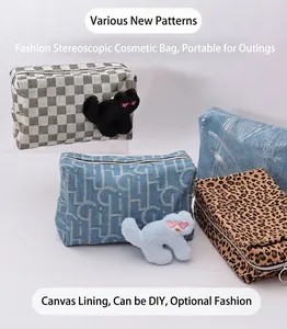 Vue détaillée de plusieurs trousses à maquillage en denim et toile avec breloques peluche