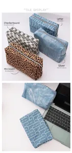 Détail de diverses trousses de toilette en denim aux motifs léopard et à damiers