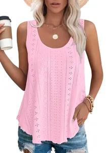 Détail du haut sans manches rose avec broderie anglaise délicate et col rond élégant.