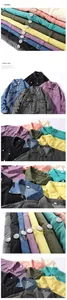 Primo piano di giacche di jeans colorate da uomo con trama del tessuto e bottoni